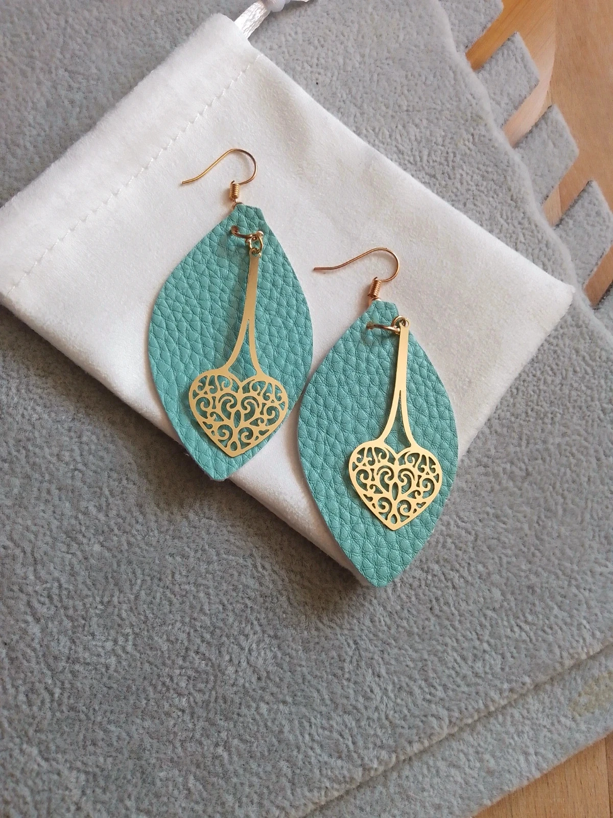 Boucles d'oreilles tissu turquoise et coeur filigranés et créoles plumes dorées – photo 2
